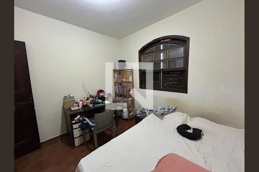 Furnished 3-bedroom house with desk workspace — photo 9