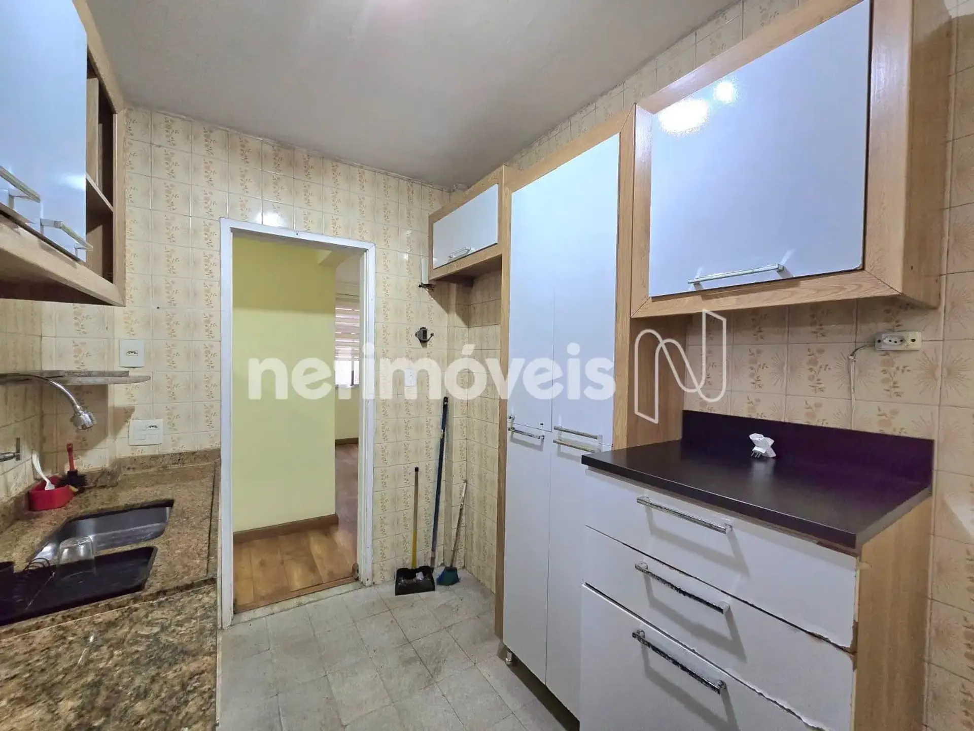 3-bedroom apartment with wood or laminate floors — photo 10