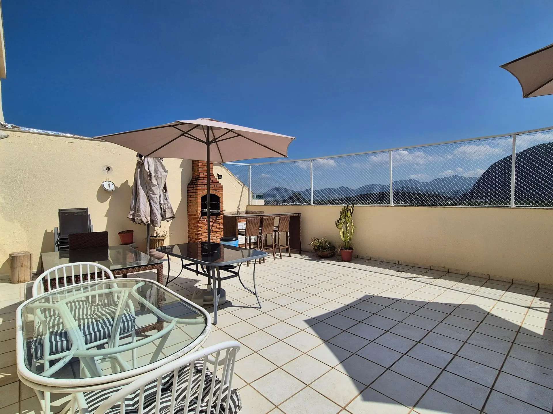 Furnished 2-bedroom apartment with private BBQ — photo 31