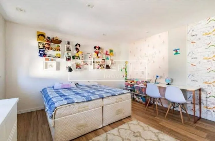 House with 3 bedrooms and floor-to-ceiling windows — photo 4
