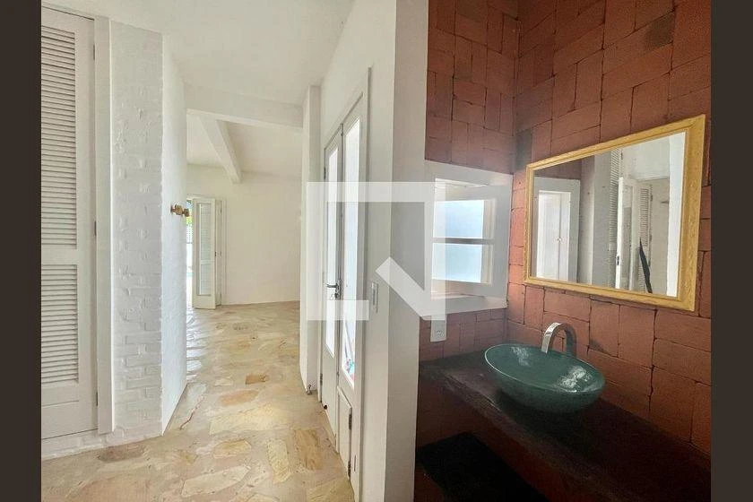 Balcony with a grill in a 3-bedroom house, 220 m² — photo 40