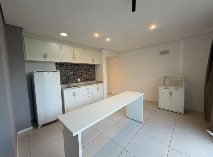 Apartamento de 1 quarto com cozinha aberta e banheiro moderno — photo 3