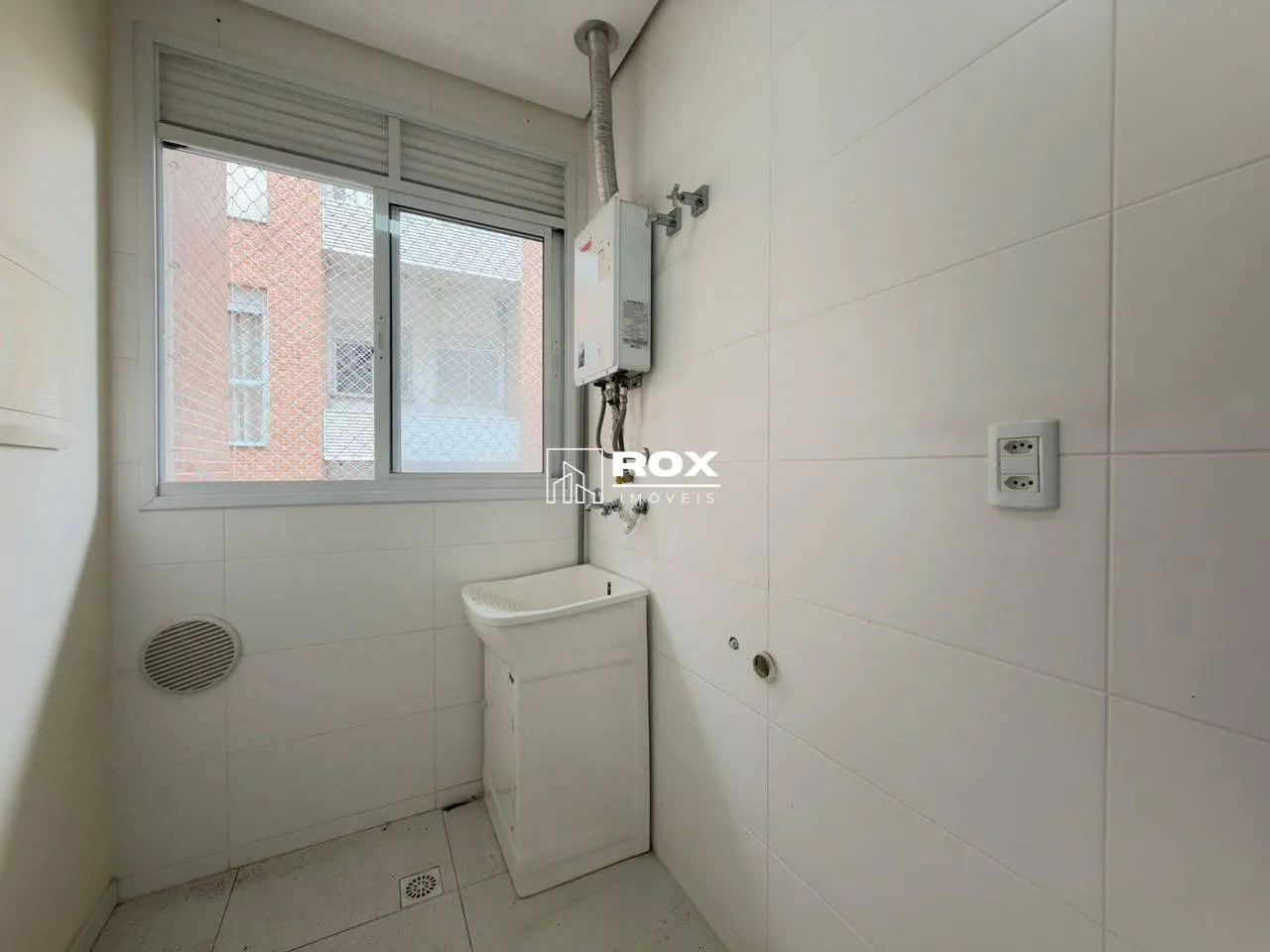 Glass-enclosed balcony in a 3-bedroom apartment, 105 m² — photo 4
