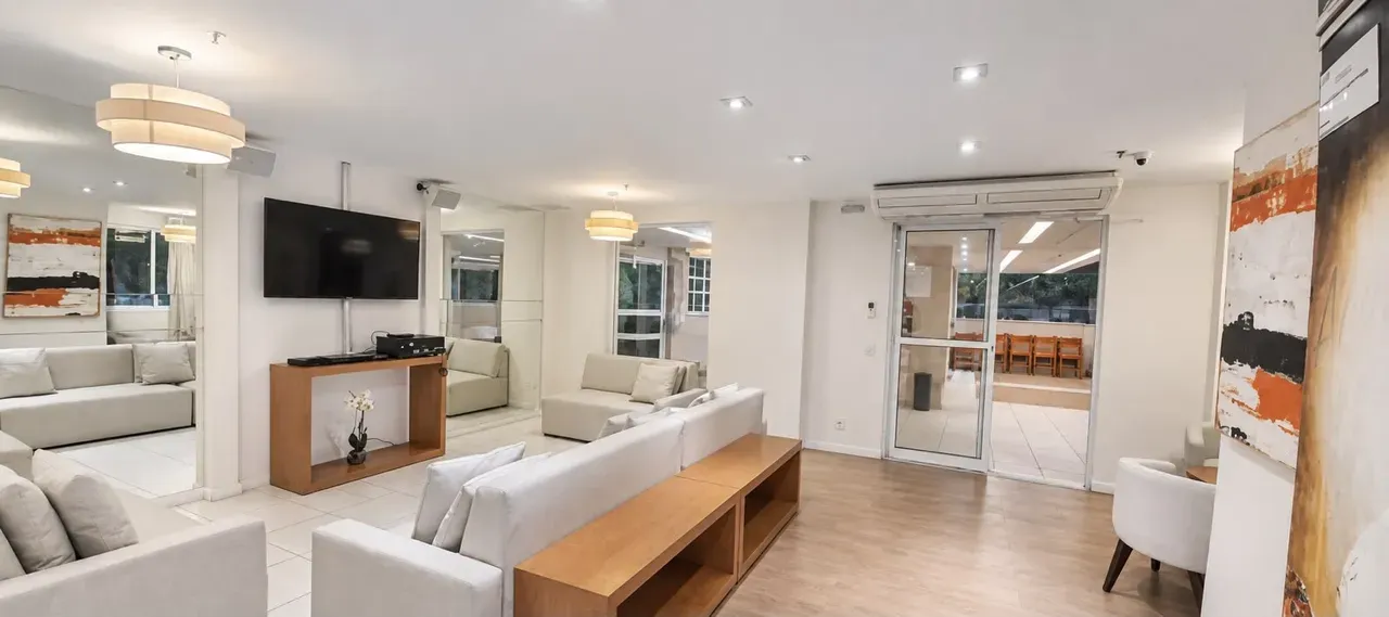 Glass-enclosed balcony in a 2-bedroom apartment, 62 m² — photo 18