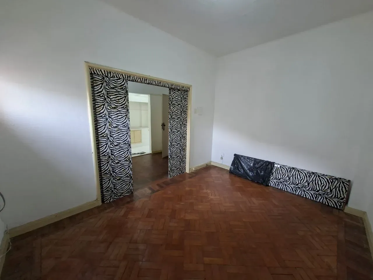 Apartamento com piso de madeira ou laminado, Centro — photo 11
