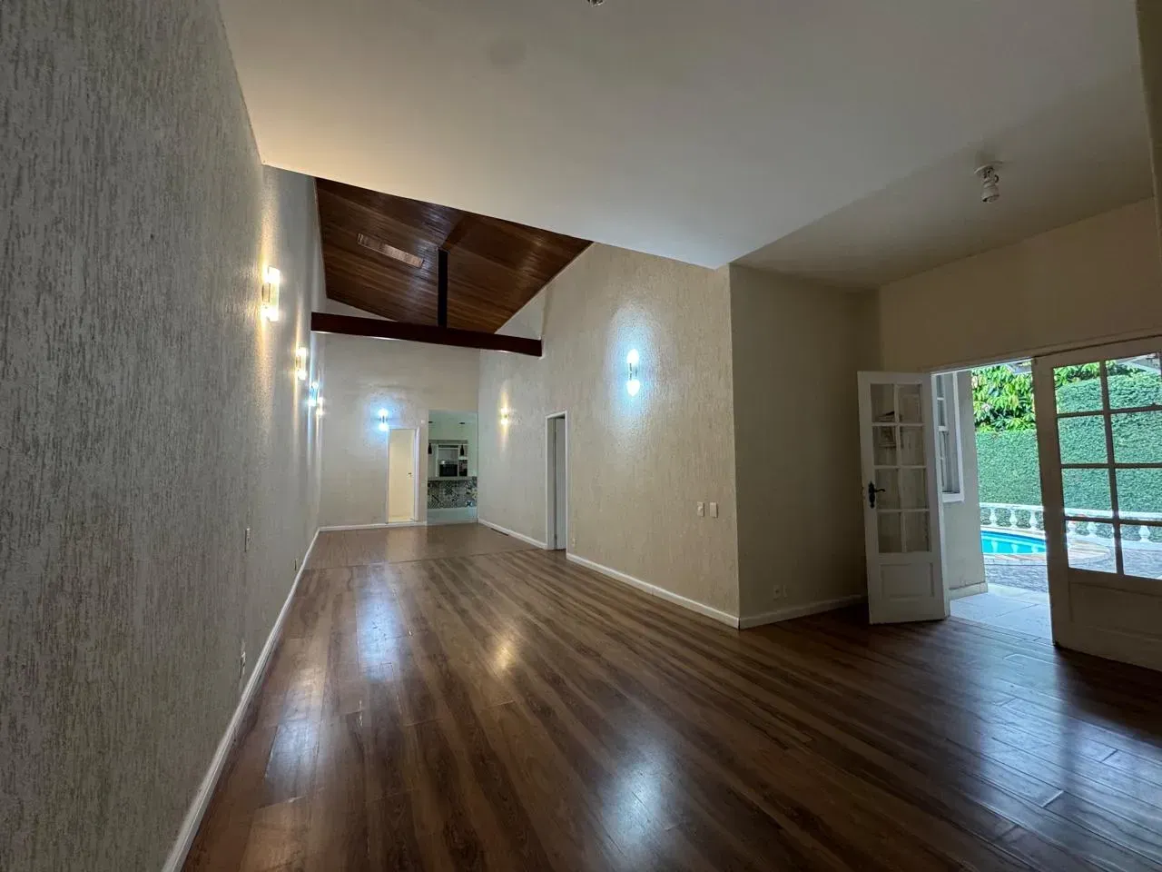 House with 4 bedrooms and 360 m² with open-plan kitchen — photo 8