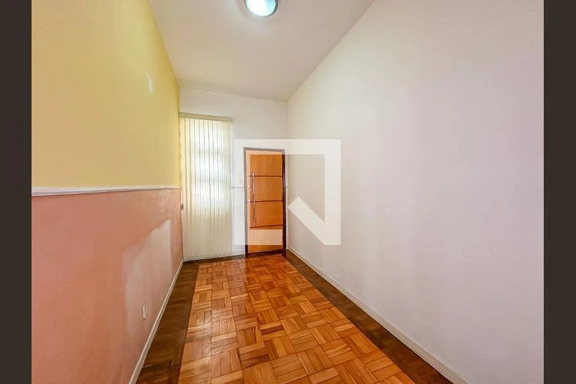 Apartamento de 3 quartos com piso de madeira ou laminado — photo 10