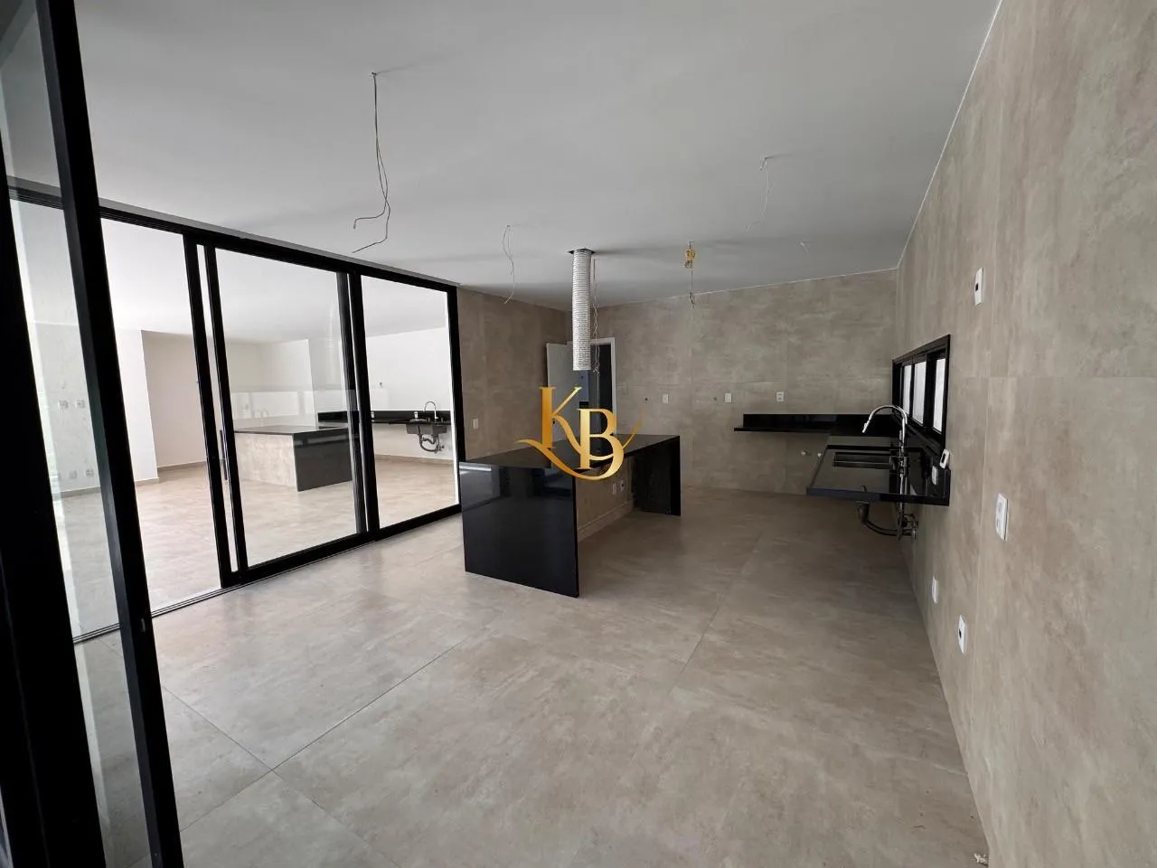 Casa com 5 quartos e área de piscina ao ar livre — photo 22