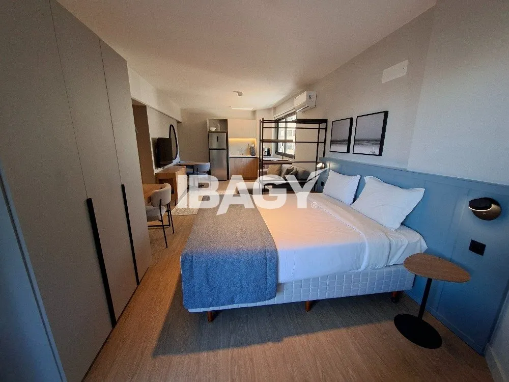 Studio with a glassed-in balcony and open-plan kitchen — photo 117