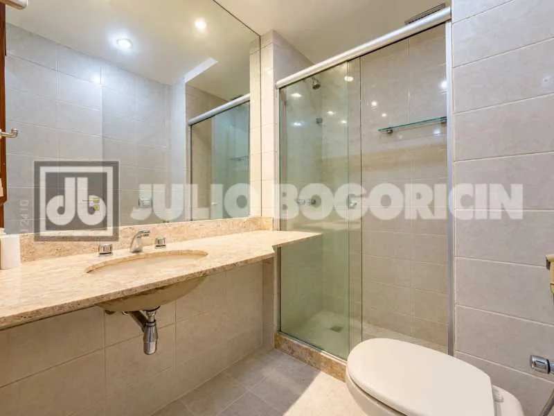 3-bedroom apartment with a park view in Rio de Janeiro — photo 12