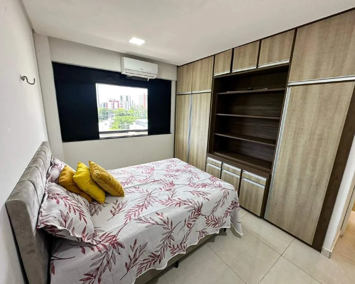 Glass-enclosed balcony in a 3-bedroom apartment, 190 m² — photo 13