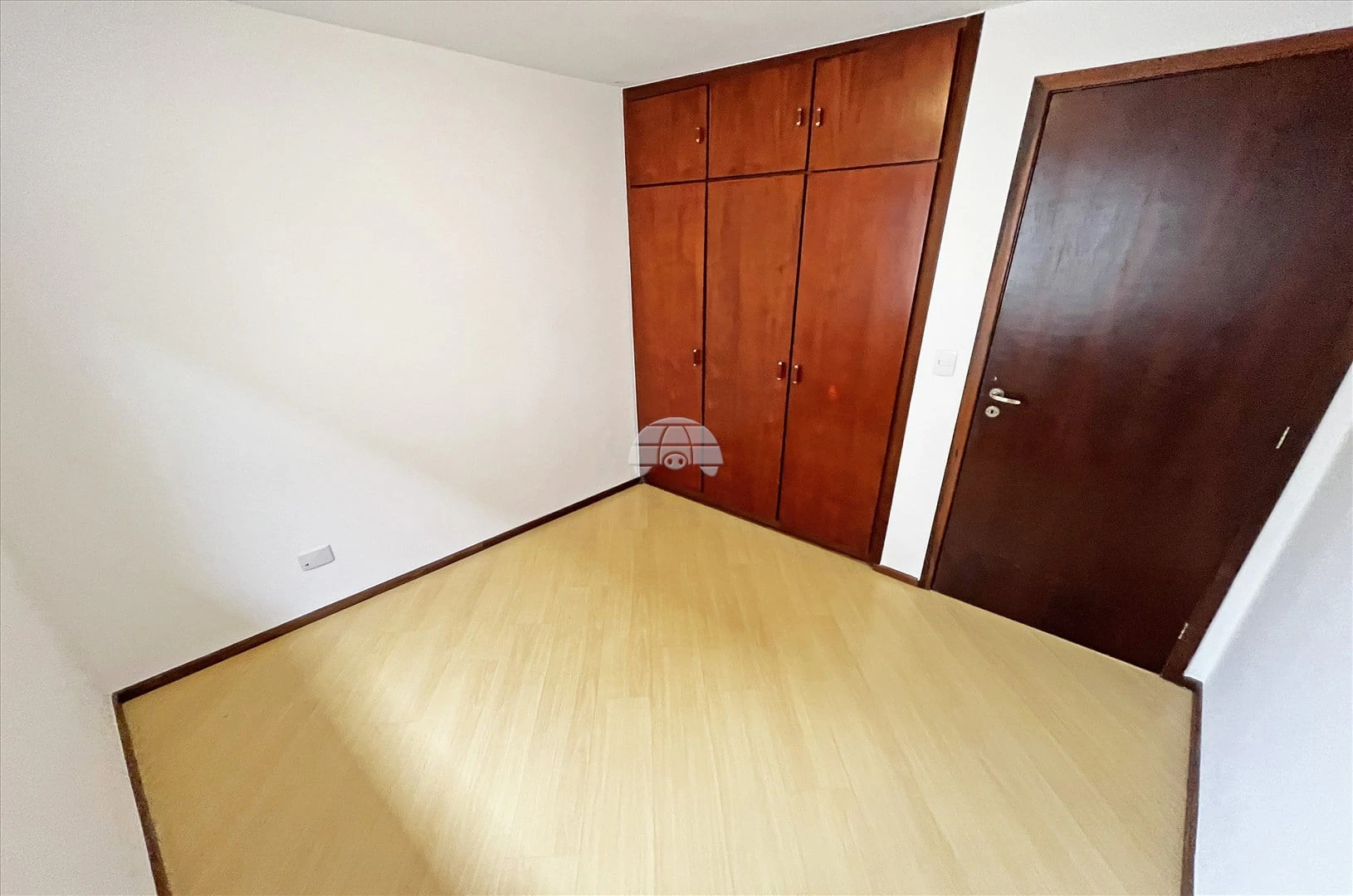2-bedroom apartment with wood or laminate floors — photo 13