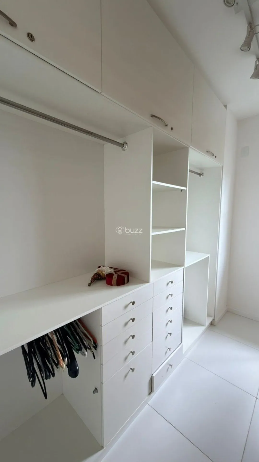 146 m² house with a walk-in closet and a garden — photo 8