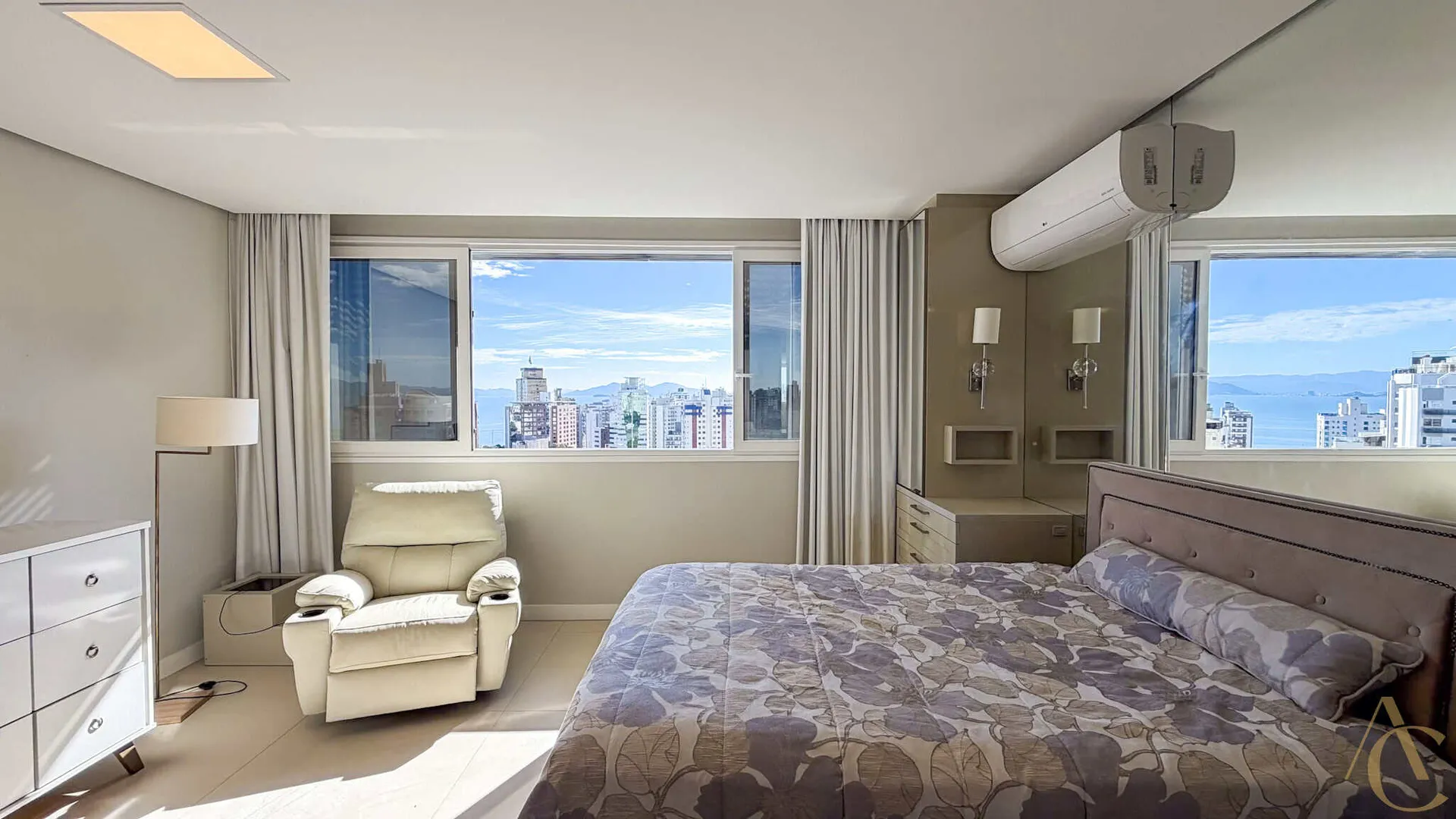 Furnished studio with glassed-in balcony and storage — photo 7