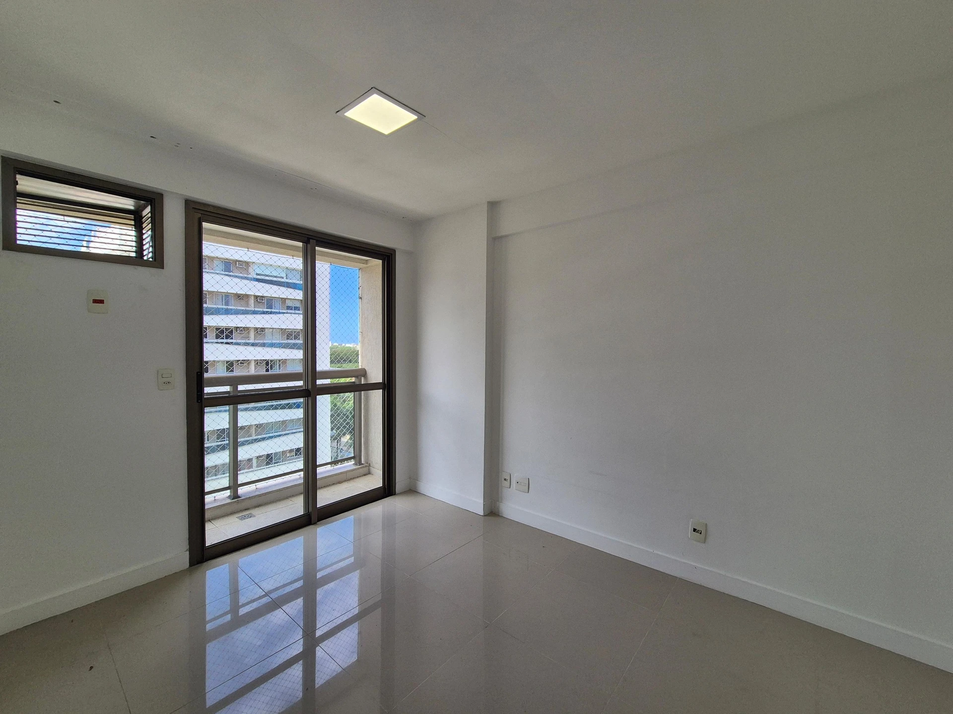 3-bedroom apartment with balcony and open-plan kitchen — photo 17