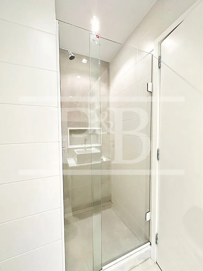 135 m² apartment with a home office and a bathtub — photo 2