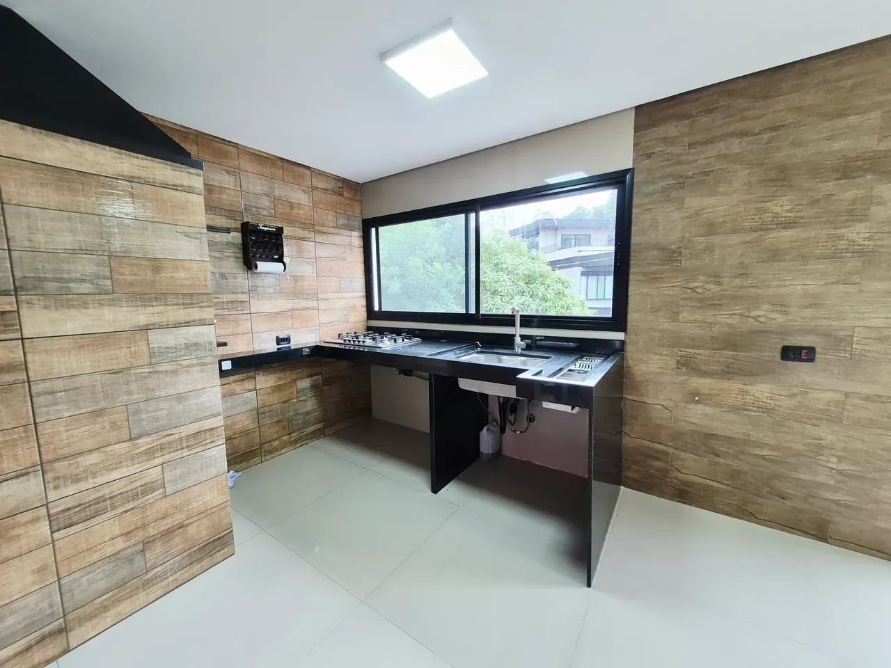 House with 3 bedrooms, 3 baths and a gas stove — photo 10