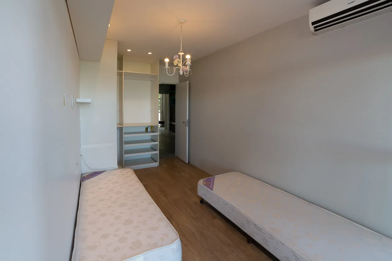 Unfurnished apartment with open-plan kitchen and 4 bedrooms — photo 6