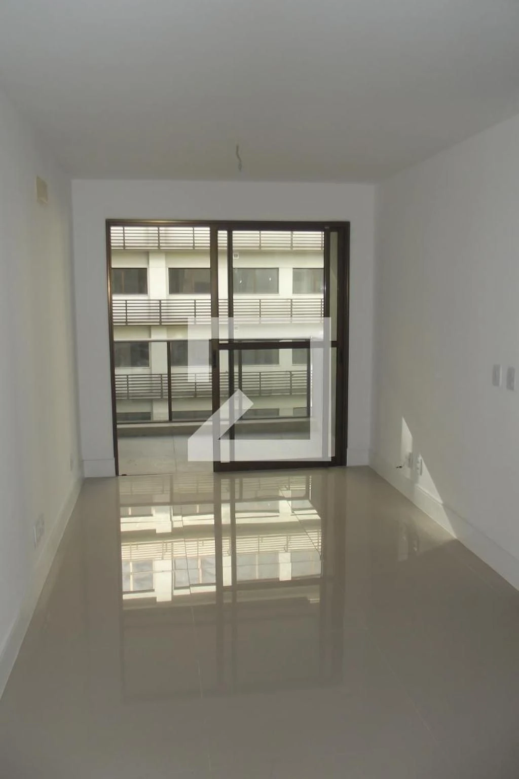 One-bedroom apartment in a building with a gym — photo 9