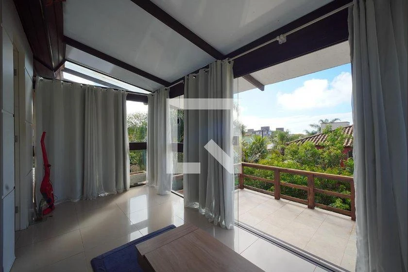 Walk-in closet in a 3-bedroom house, 225 m² — photo 10
