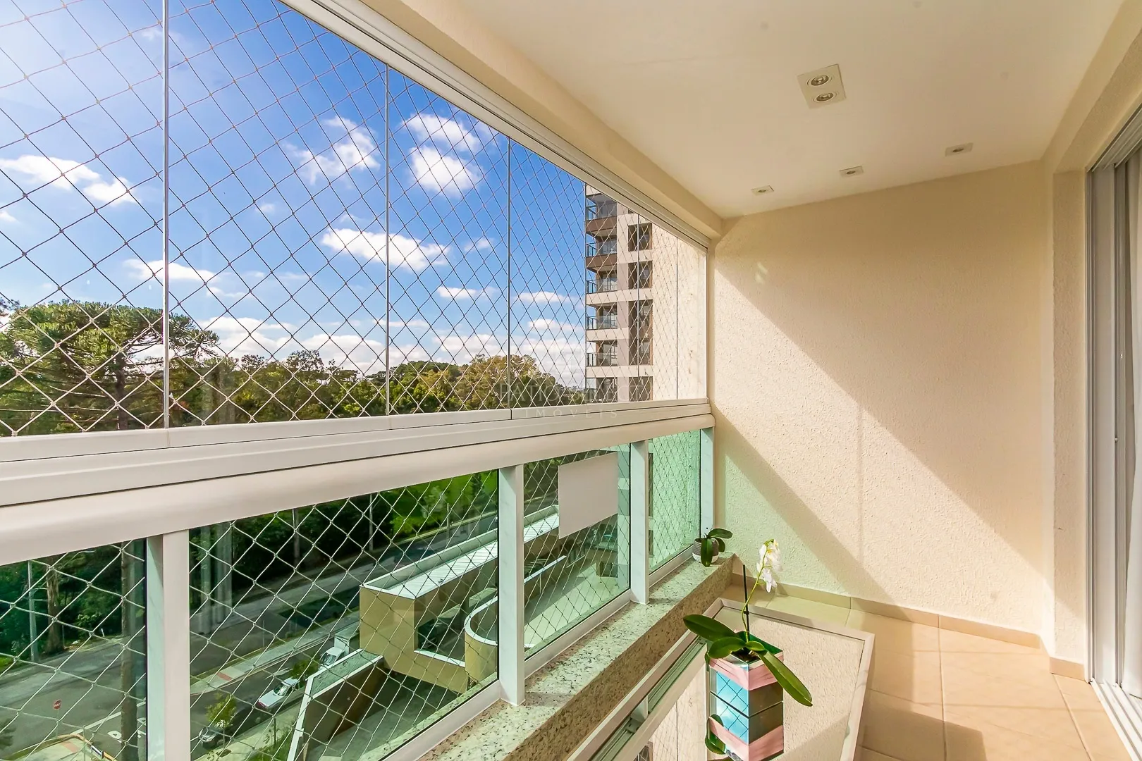Apartment on the 8th floor with a glass-enclosed balcony — photo 19