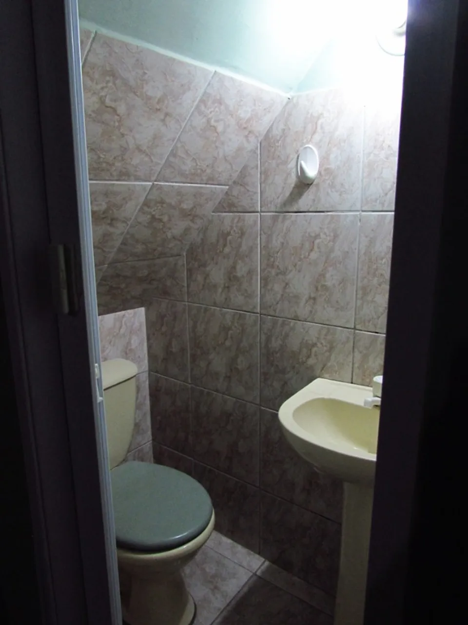 Studio-style kitchenette with fitted cabinets and 1 bathroom — photo 5