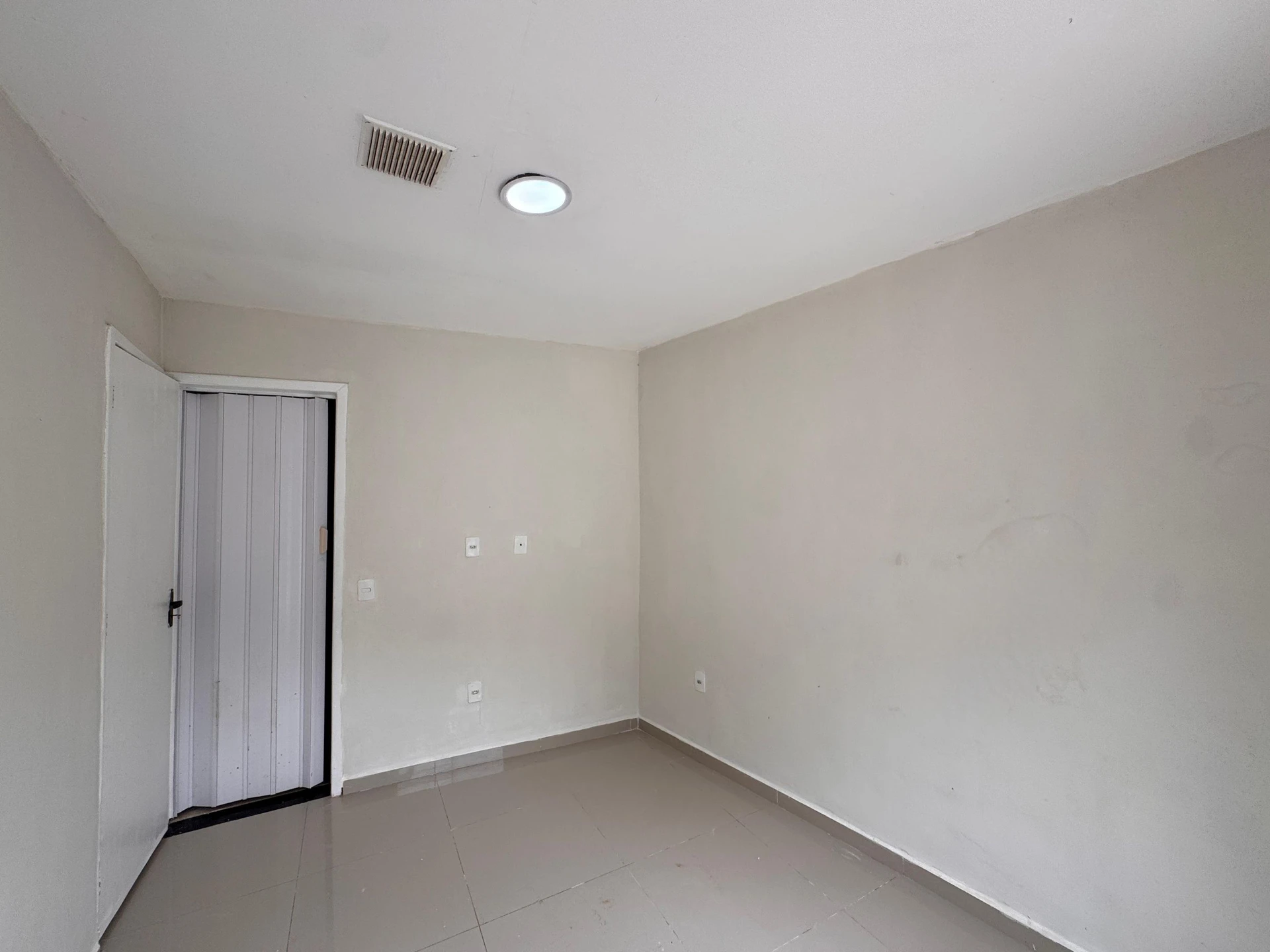 Balcony with a grill in a 2-bedroom house, 165 m² — photo 3