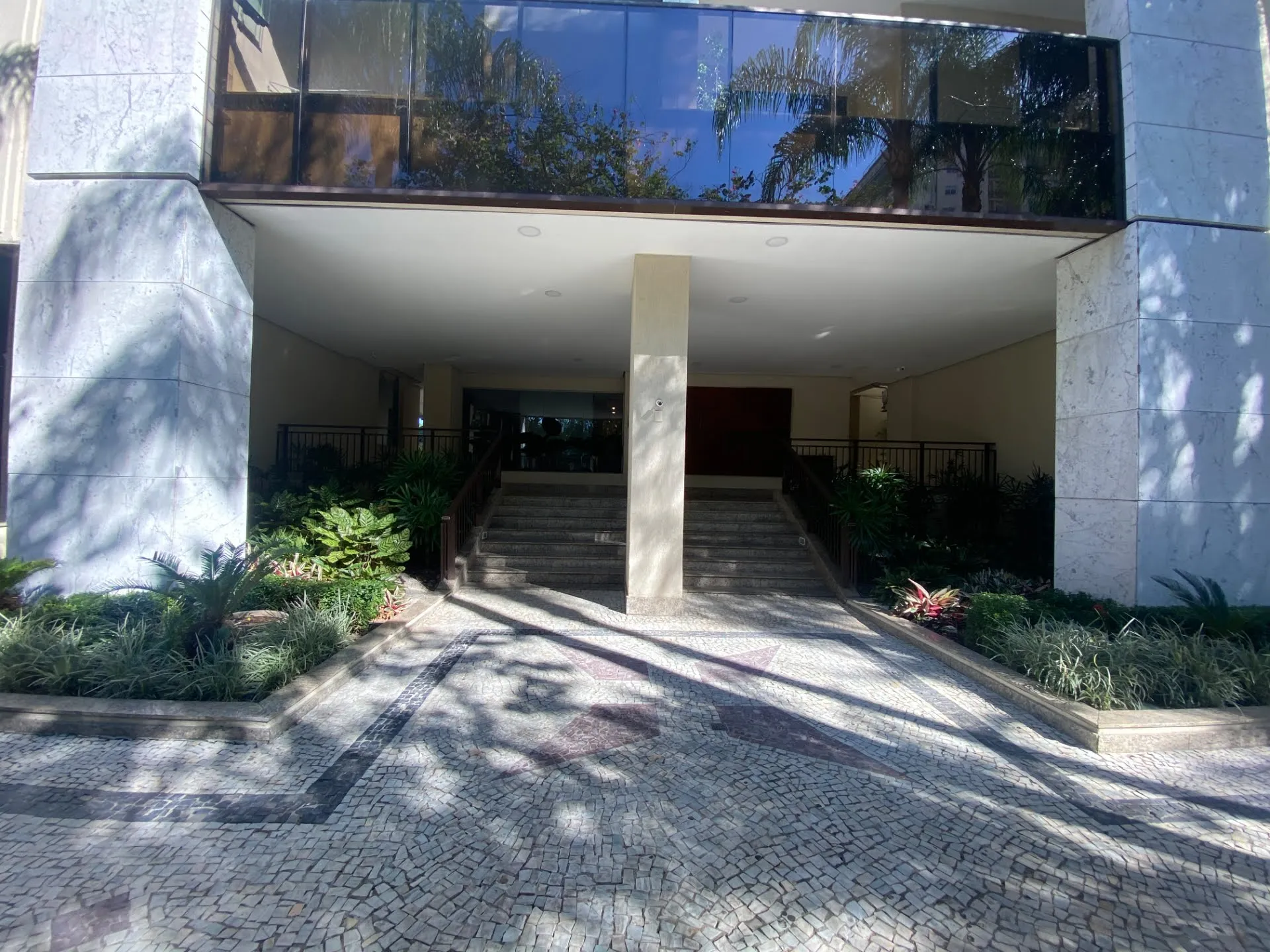Furnished apartment with 3 bedrooms and 3 bathrooms — photo 17