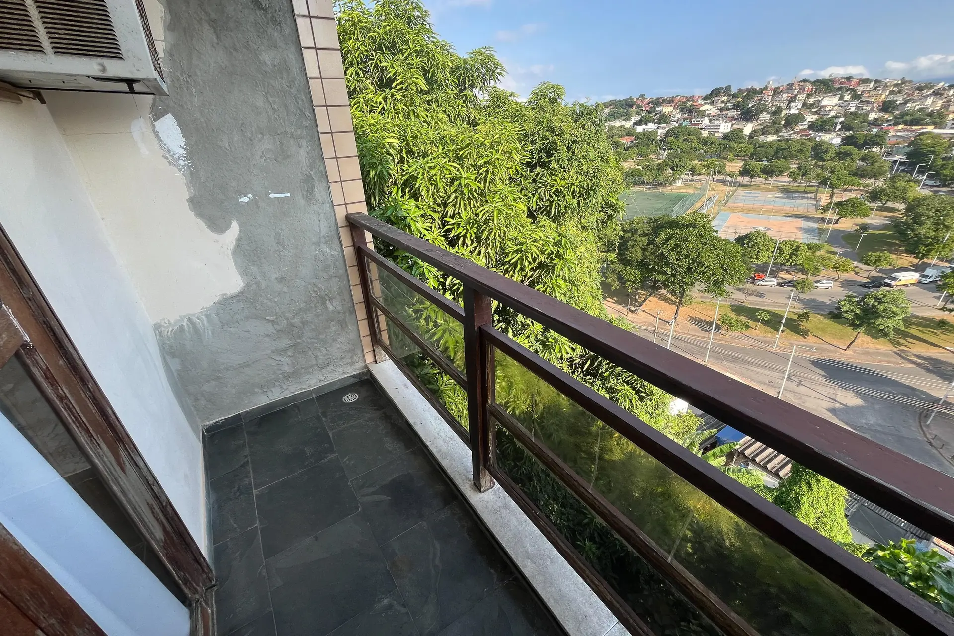 Furnished 3-bedroom apartment with laundry area — photo 7