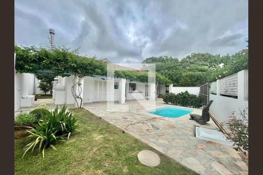 Balcony with a grill in a 3-bedroom house, 220 m² — photo 21