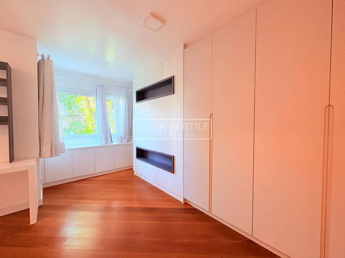 Будинок на 5 спалень із 2 ванними при кімнаті, 400 м² — photo 25
