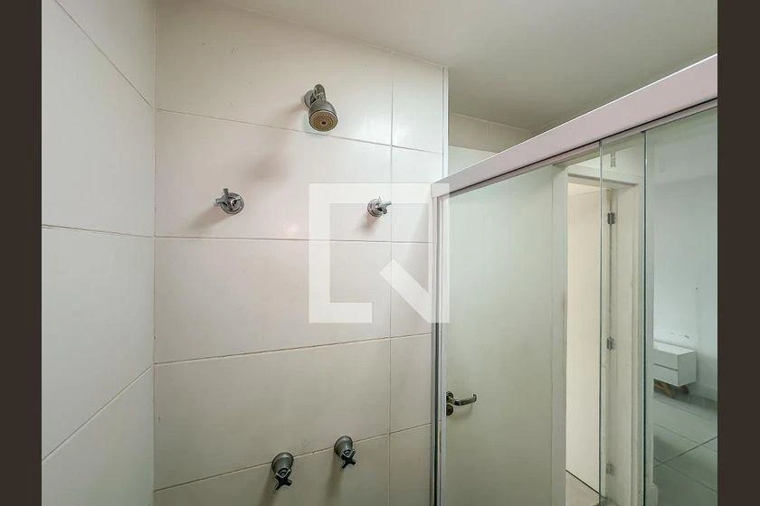 One-bedroom apartment in a building with a gym — photo 45
