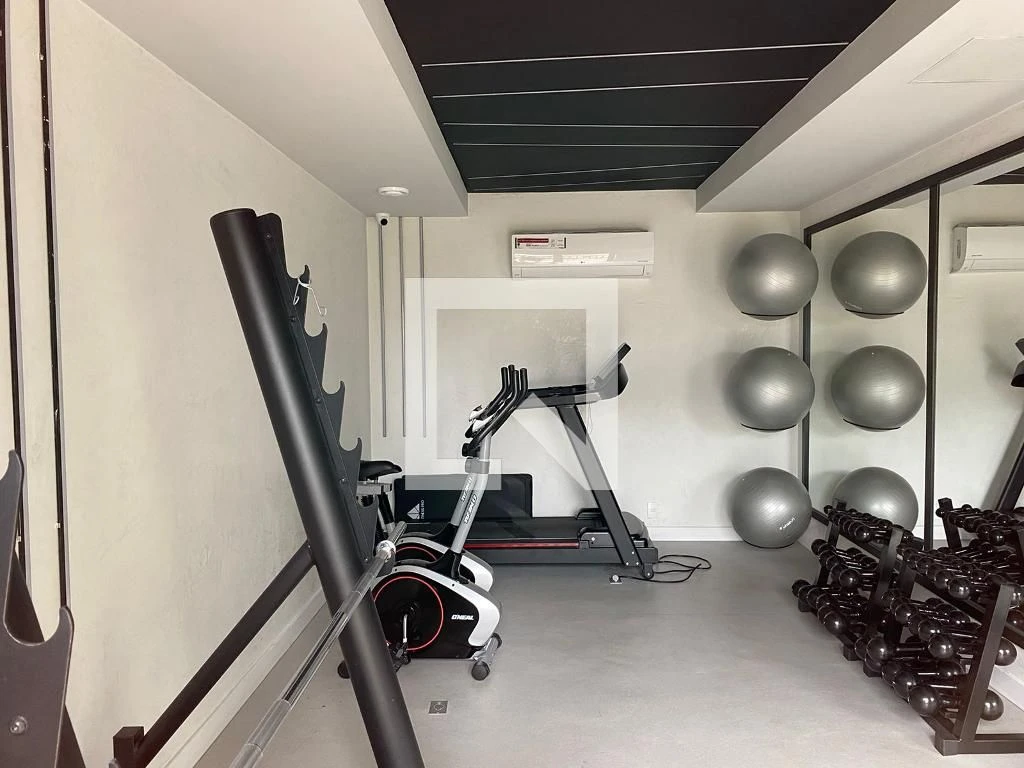 One-bedroom apartment in a building with a gym — photo 10