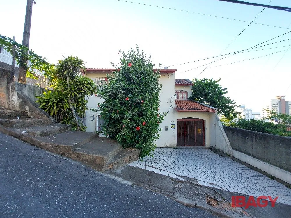3-bedroom house with a washing machine in Florianópolis — photo 18