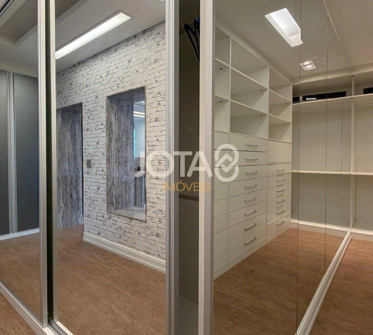 2-bedroom apartment in a building with a gym — photo 31