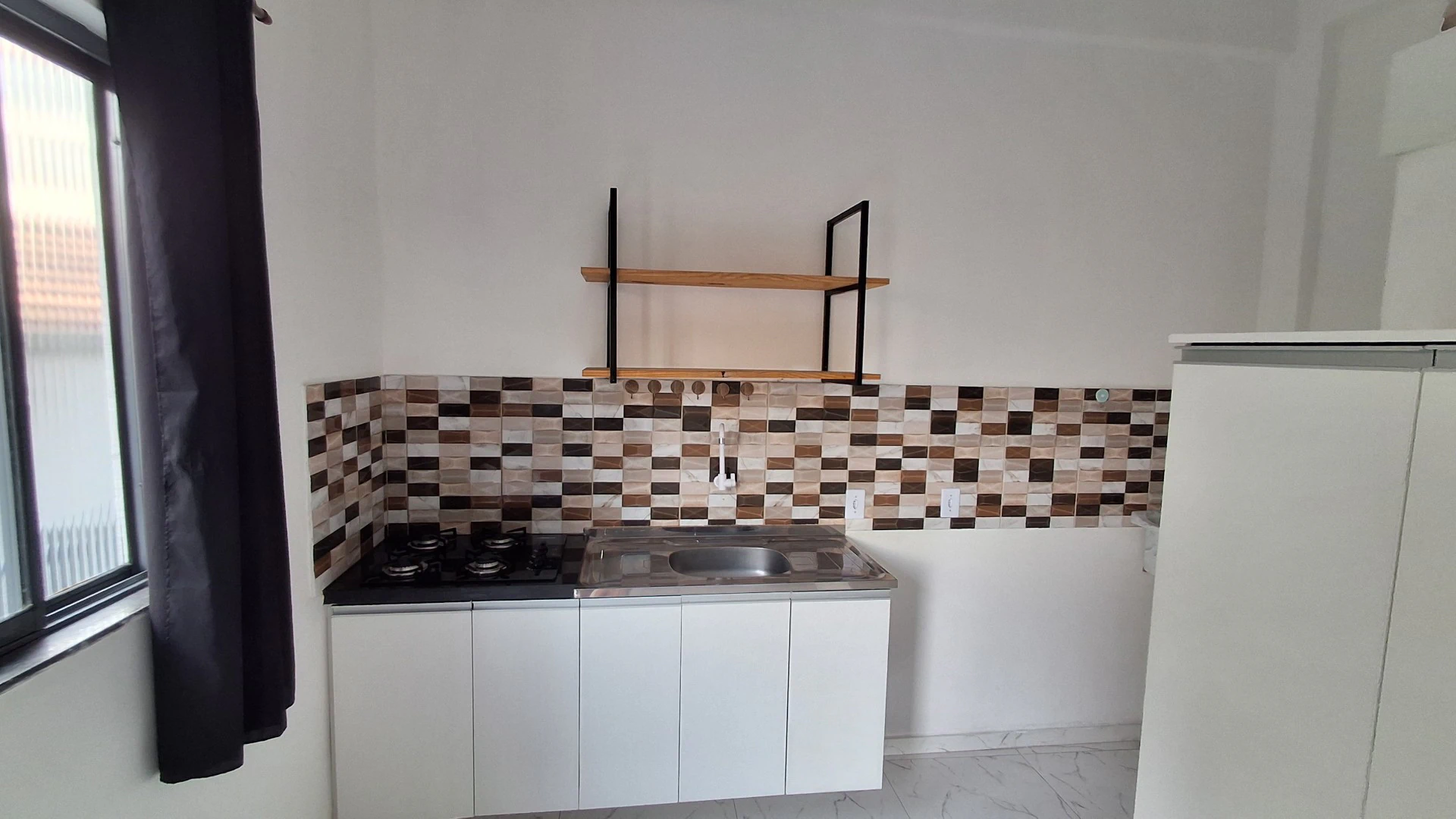 Unfurnished studio 200 m² with electric showerhead