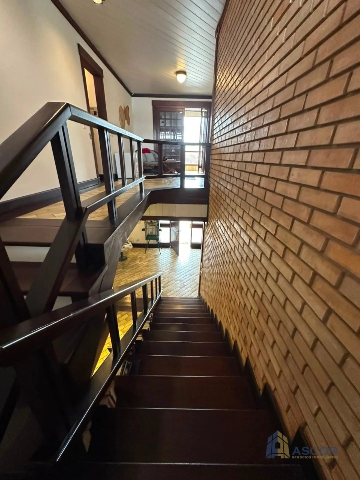 Мебльований будинок: 4 спальні з власними ваннами 600 м² — photo 4