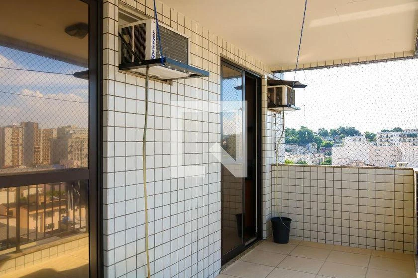 3-bedroom apartment with a suite and glass-enclosed showers — photo 40