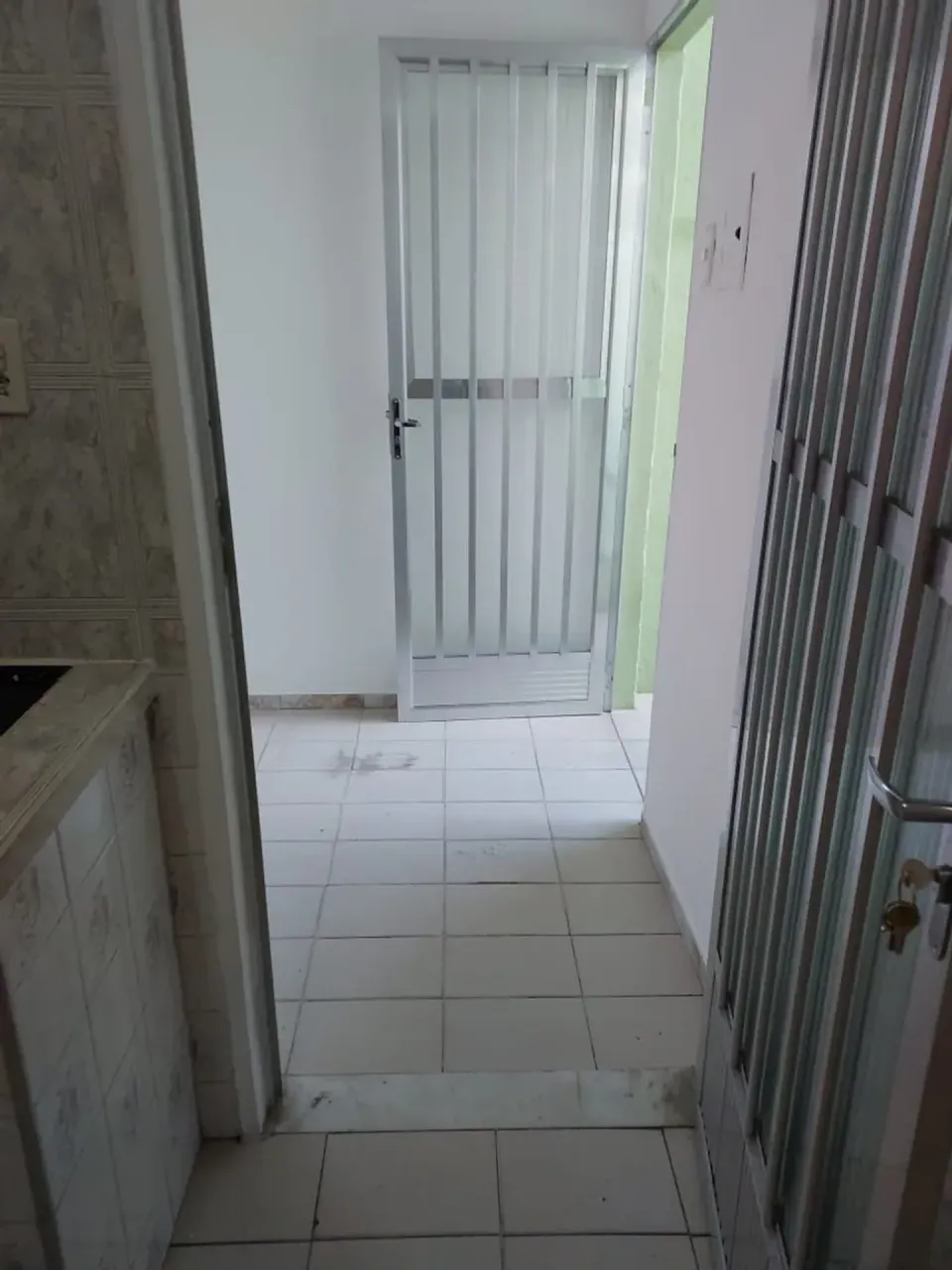 Unfurnished 1-bedroom apartment with a closed kitchen — photo 9