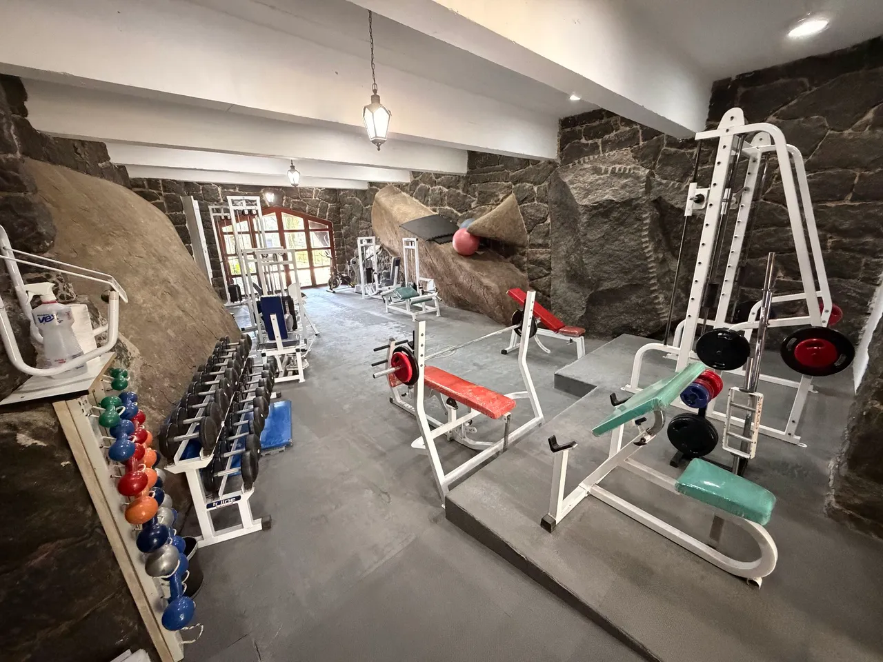 2-bedroom apartment in a building with a gym — photo 9