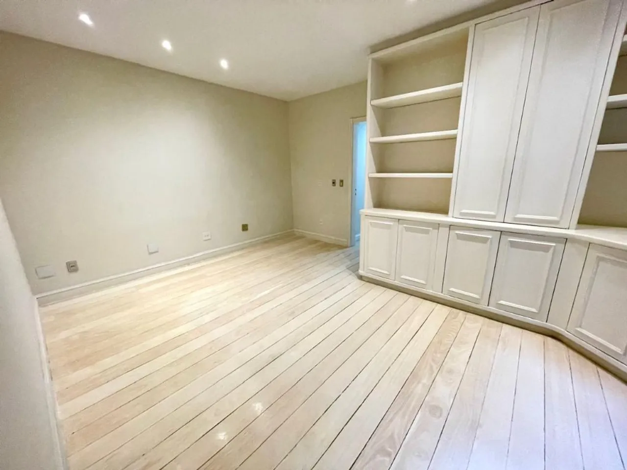 3-bedroom 3-bath apartment with 250 m² and 3 parking — photo 4
