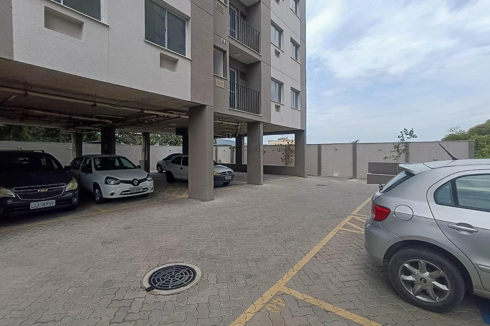 2-bedroom apartment in a building with a gym — photo 3