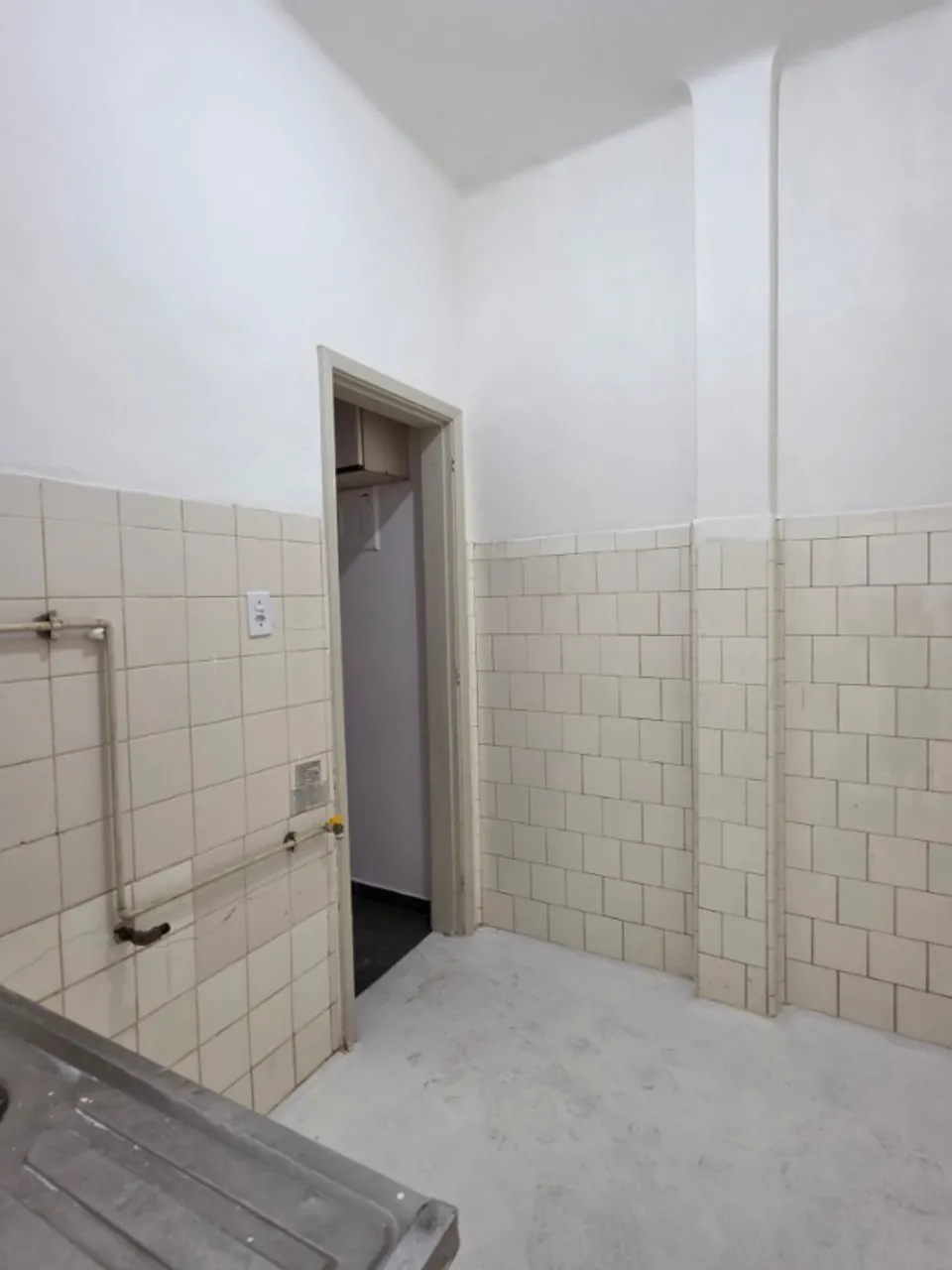 1-bedroom apartment with a closed-off kitchen — photo 4