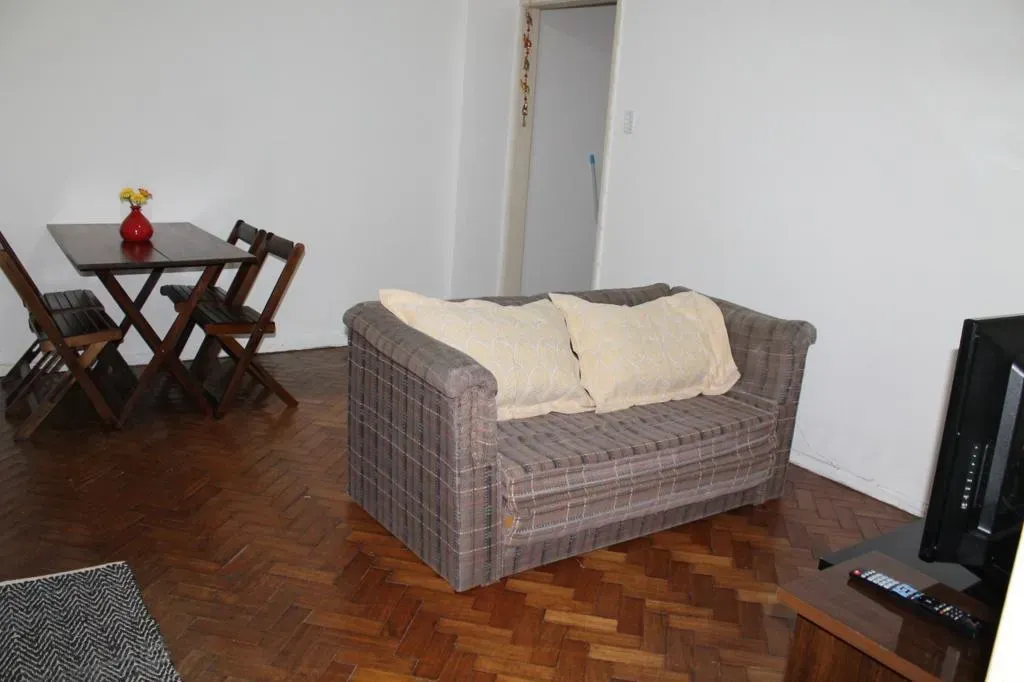 Apartamento mobiliado de 55 m² com 3 quartos e mesa — photo 2