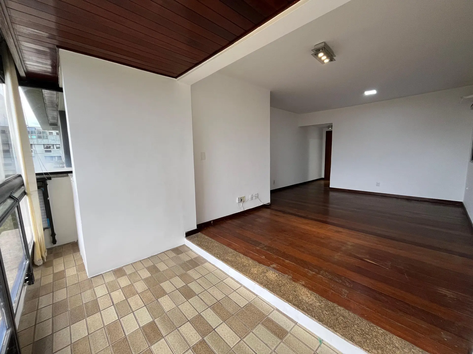 3-bedroom apartment with 2 parking spaces and gas stove