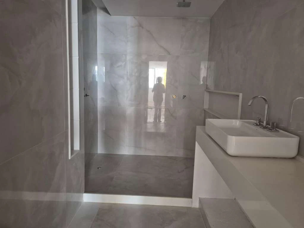 Apartment with open-plan kitchen, 2 ensuites and 5 baths — photo 24