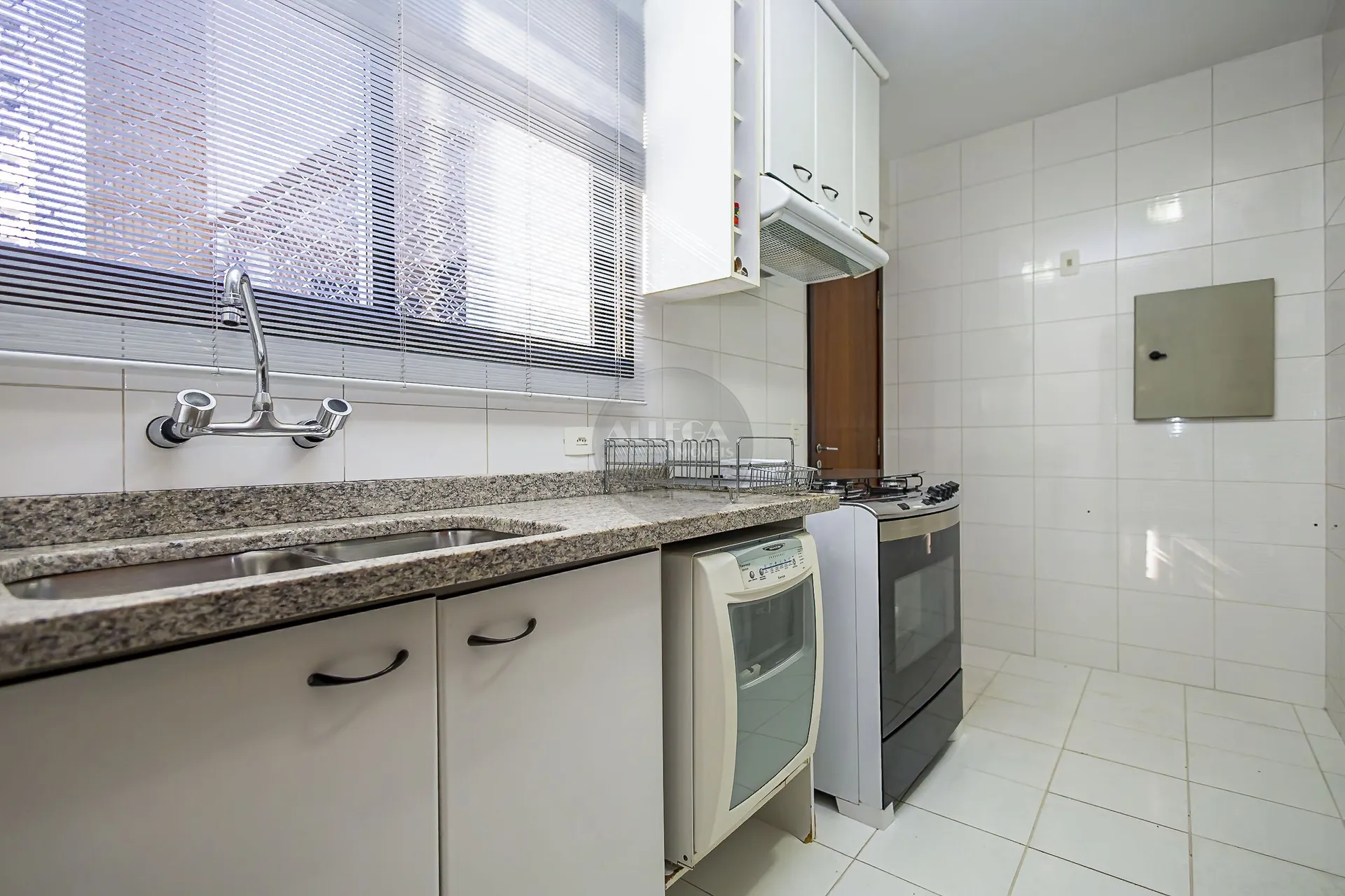 Apartamento com 4 quartos e piso de madeira na sala — photo 24