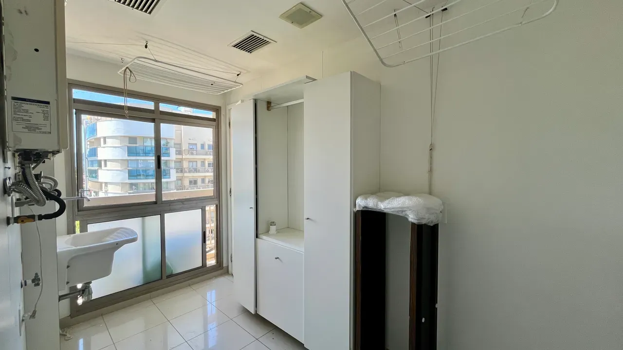 Rental apartment with 4 bedrooms and enclosed balcony — photo 25
