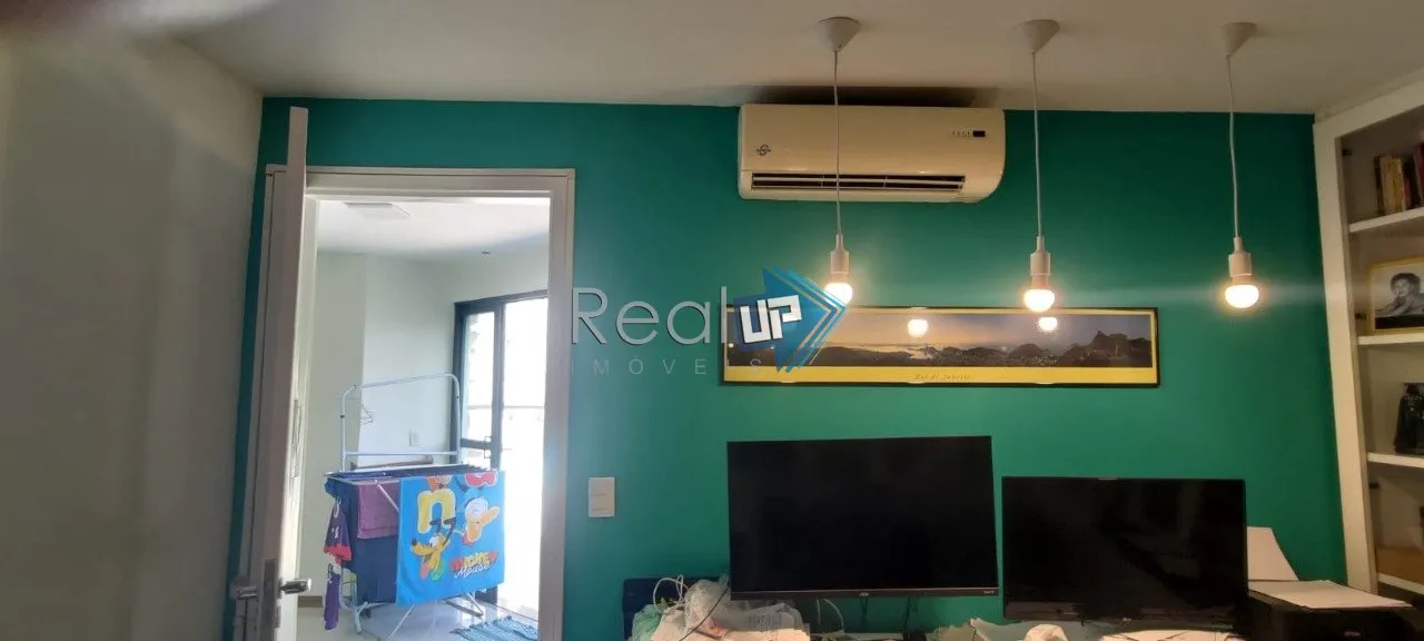 Unfurnished apartment with 3 bedrooms and a glazed balcony — photo 33