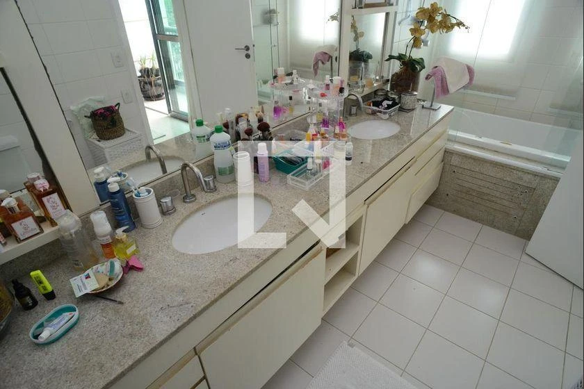 298 m² rental apartment with 4 en-suite bedrooms and balcony — photo 41